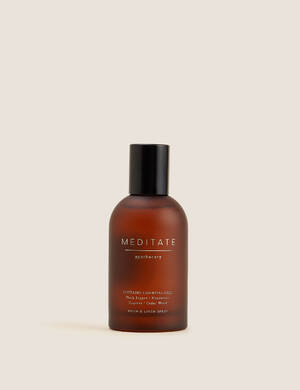 marksandspencer_HOME rada Apothecary_T80_2023W_Meditate aromaticky sprej pokoj a povleceni s esencialnimi oleji_pepr mandarinka cypris cedr_99Kc.jpg